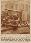 874259 Afbeelding van een personenauto die geslipt is op de Driftbrug te Utrecht en daarbij in de reling van de brug ...